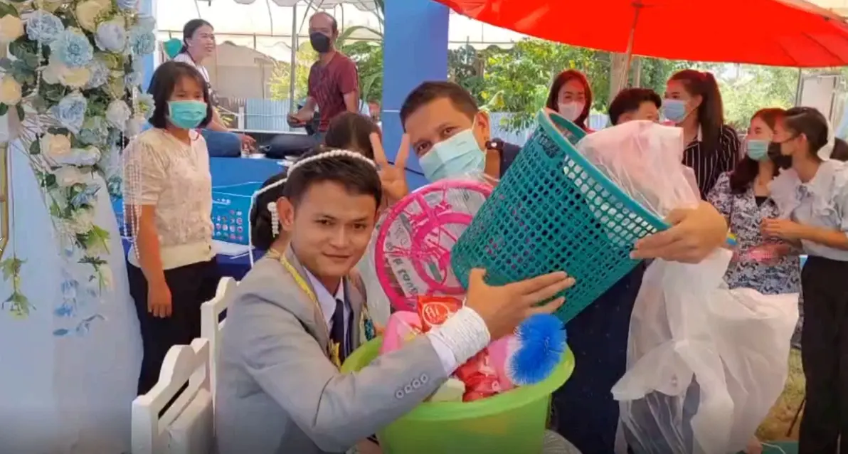 ของขวัญงานเเต่งตามสโลแกน “เป็นเจ้าในวันแต่ง เป็นบ่าวตลอดชีวิต” - สำนักข่าวไทย อสมท ของขวัญงานเเต่งตามสโลแกน “เป็นเจ้าในวันแต่ง เป็นบ่าวตลอดชีวิต” - สำนักข่าวไทย อสมท