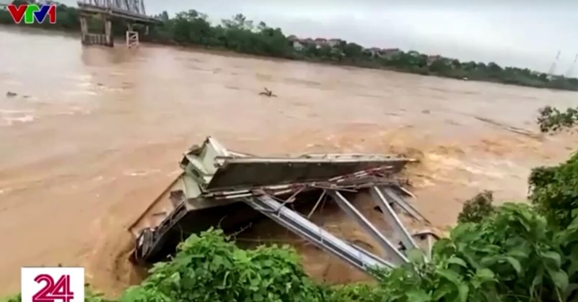 Bridge suddenly collapsing into river in Vietnam