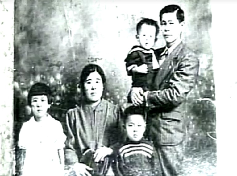 Photograph of family of former Peruvian President Alberto Fujimori, he was seen in the center of the image