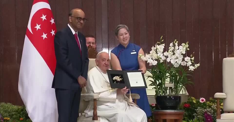 Pope Francis welcomed at Singapore parliament