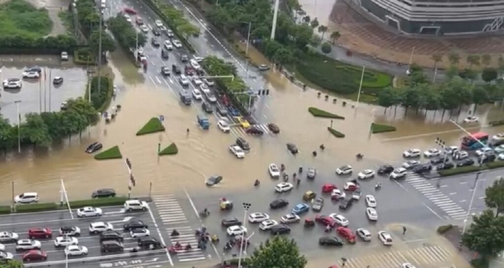 traffice disruption in Guangxijuang from heavy rain 