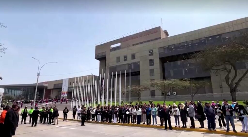 People waited outside building to pay their respects at former Peruvian President Alberto Fujimori's wake