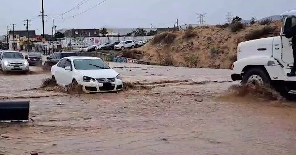 Ileana floods roads after making landfall in northern Mexico