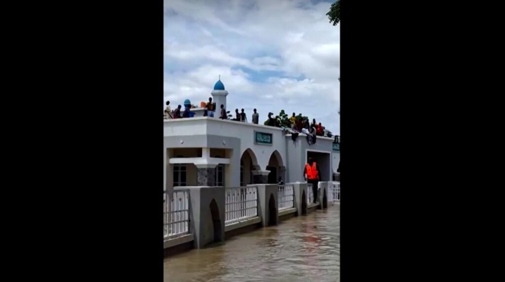 Nigeria residents trapped by floods at masjid 