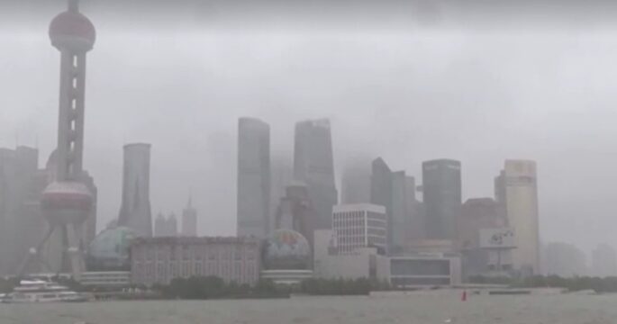 Shanghai drenched by typhoon Bebinca