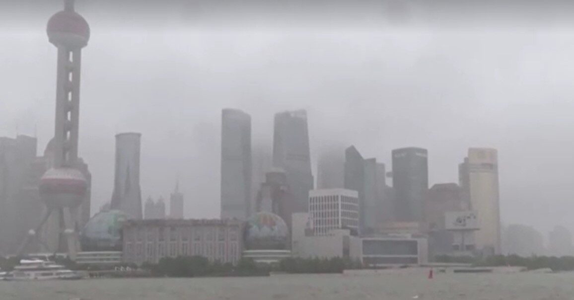 Shanghai drenched by typhoon Bebinca