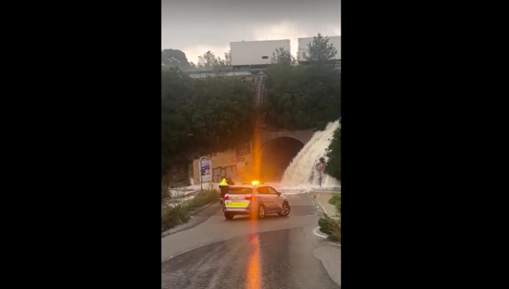 Heavy rains spark flash flooding in Spain's tunnel