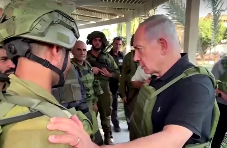 Benjamin Netanyahu with Israeli soldiers