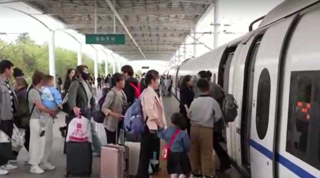 Chinese travelers take train during National Day holiday