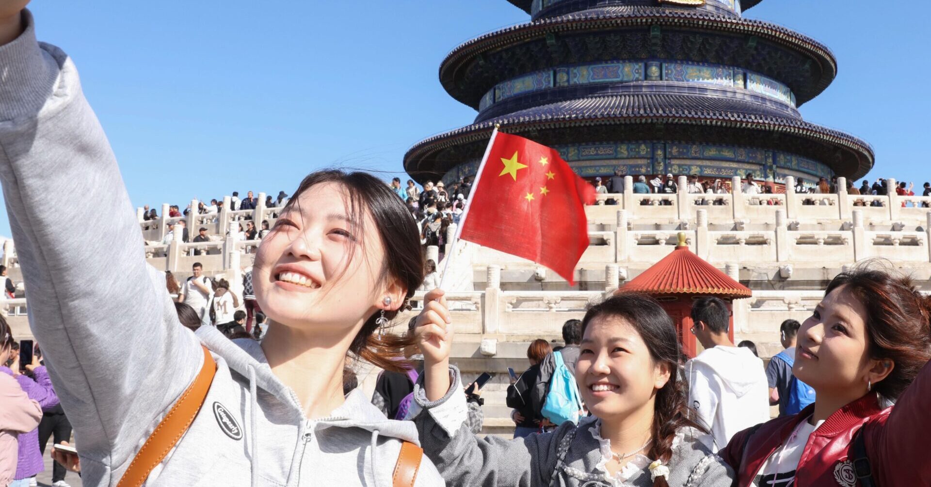 tourists selfi in frront of Temple of Heaven in Beijing