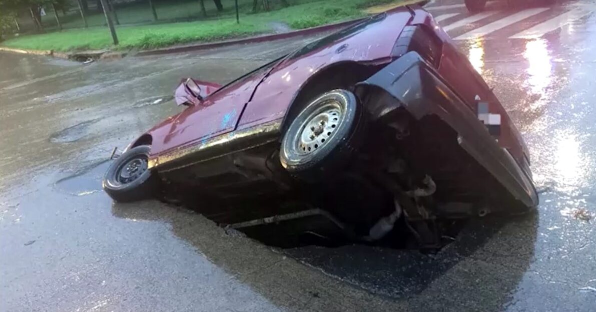 Video captures moment car falls into large hole on Argentina road