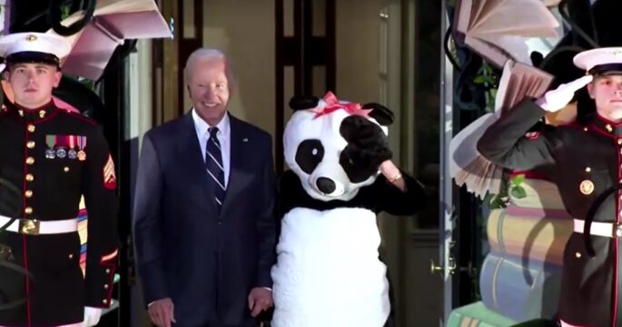 US First Lady, in panda costume, welcome Halloween trick-or-treaters