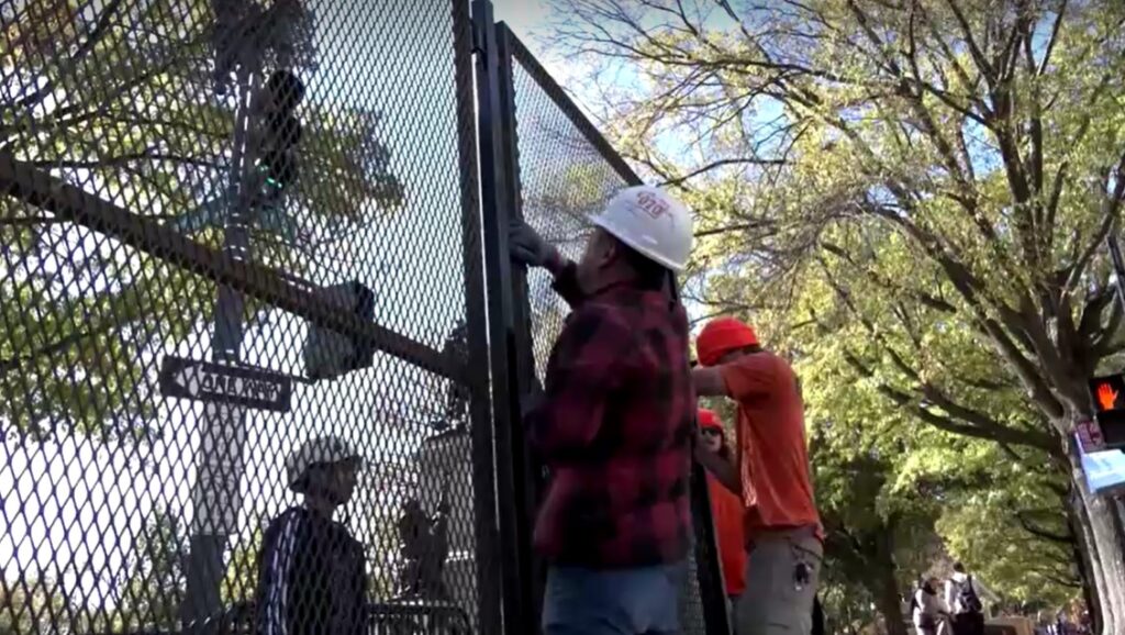 workers put fence around White House