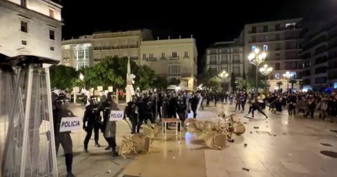 Police and protesters clash in Valencia following demonstration over deadly floods