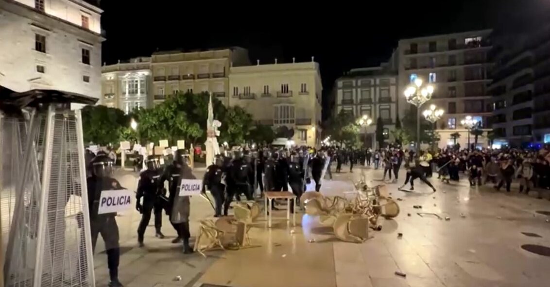 Police and protesters clash in Valencia following demonstration over deadly floods