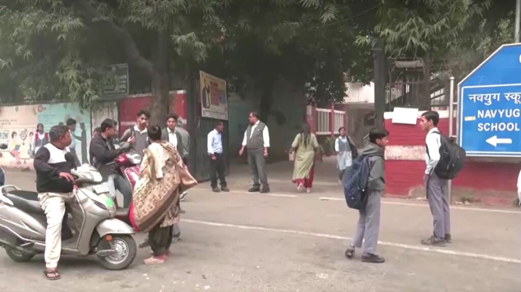 high school students in India walked to school amid the thick morning smog without wearing a face mask