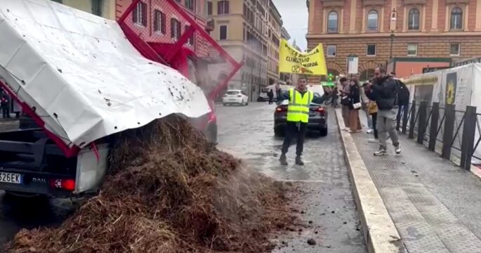 Climate activists dump manure at Interior Ministry to protest Italy's climate policies