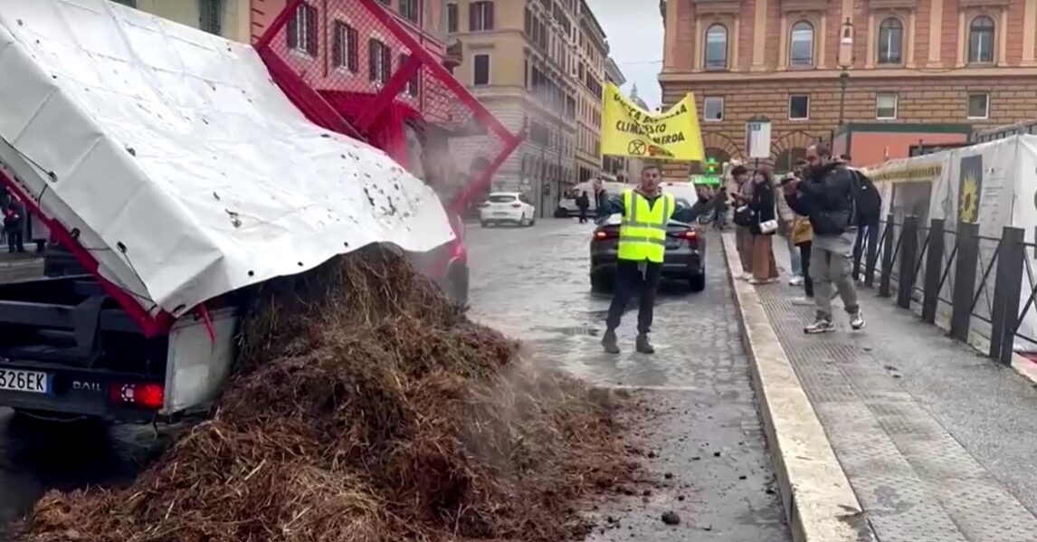 Climate activists dump manure at Interior Ministry to protest Italy's climate policies