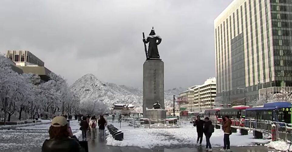 Heaviest November snow on record hits South Korea