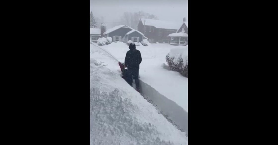 Heavy snowfall hits residential area in Pennsylvania