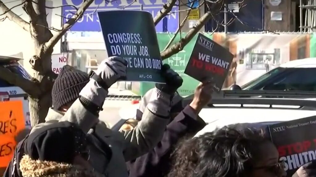 federal employees protest against shutdown in 2019