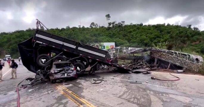 bus crashes truck on highway in Brazil kills 38