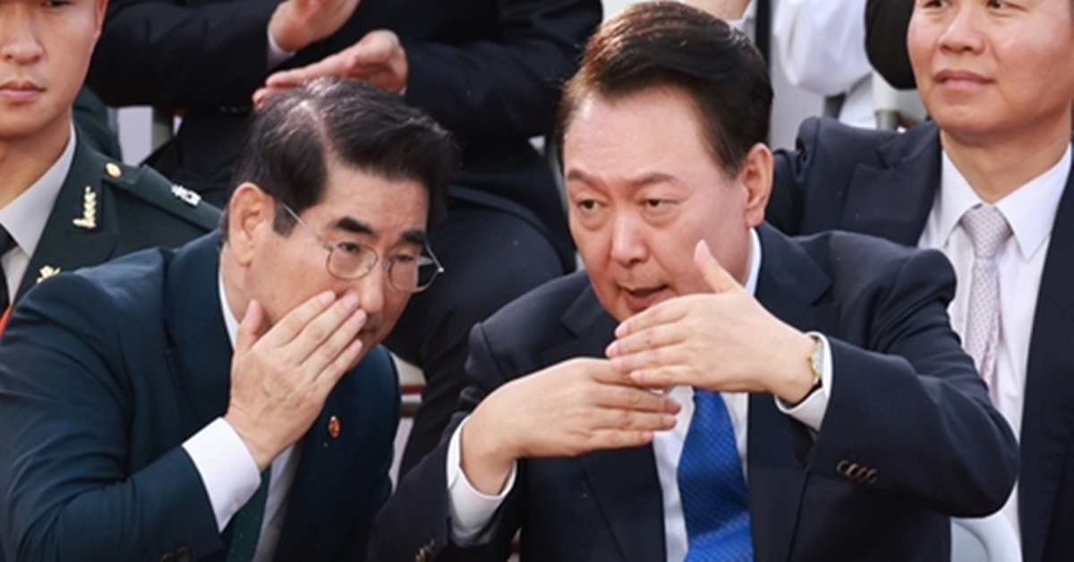 South Korean Defense Minister Kim Yong-hyun speaking with President Yoon Suk Yeol