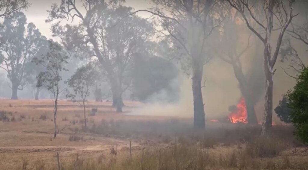 Out-of-control Australian national park bushfire burns