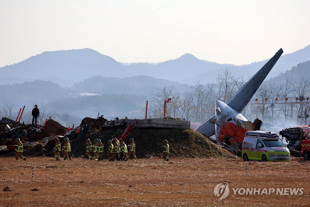 Military personnel, ambulances deployed at plane crash-landing site in Muan