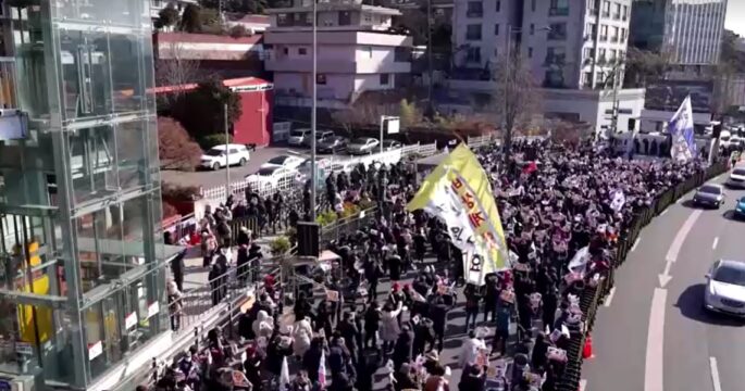 protests take place near South Korea's presidential residence