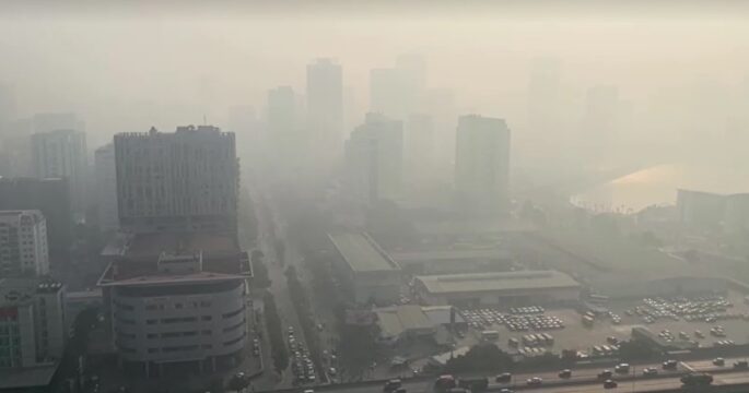 Hanoi begins 2025 covered in smog