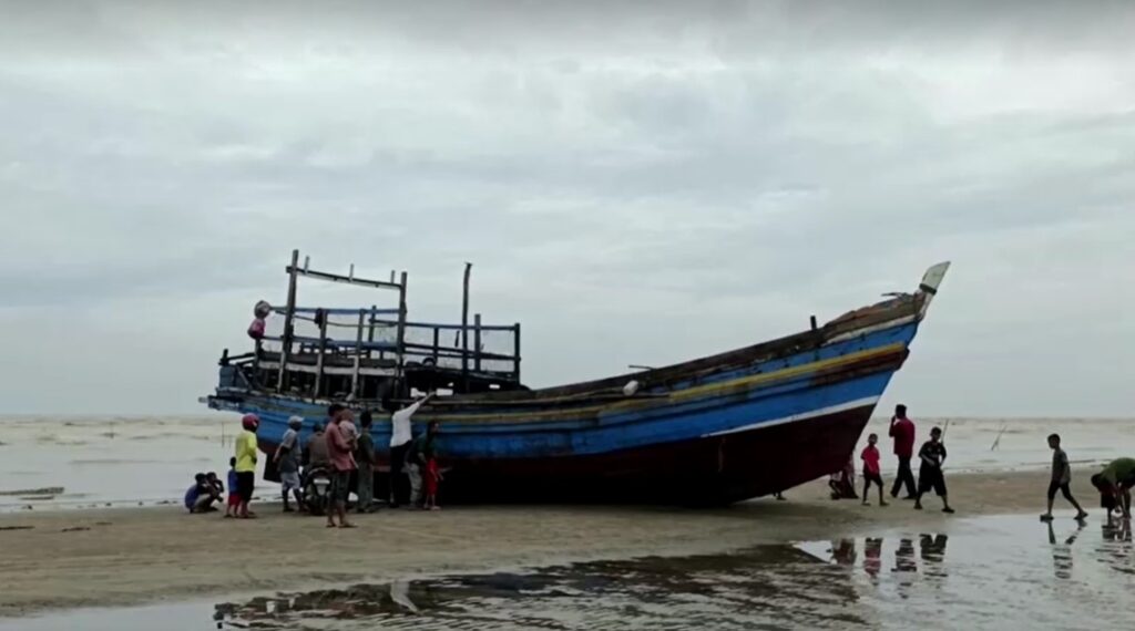 boat lands in Indonesia with over 200 Rohingya