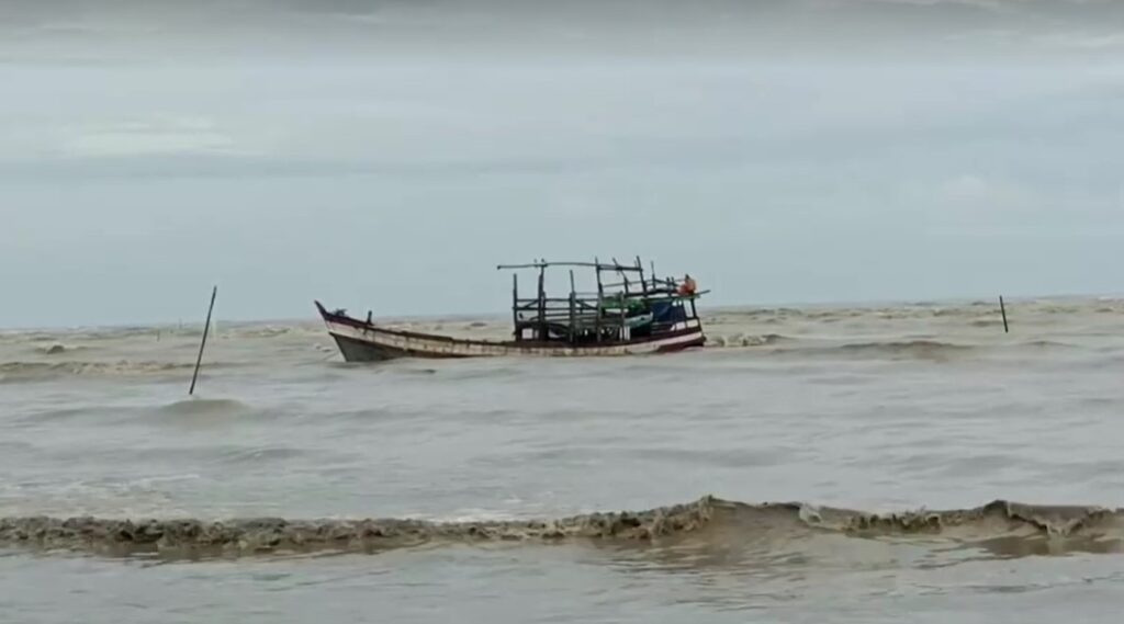 boat arrives Indonesia with over 200 Rohingya