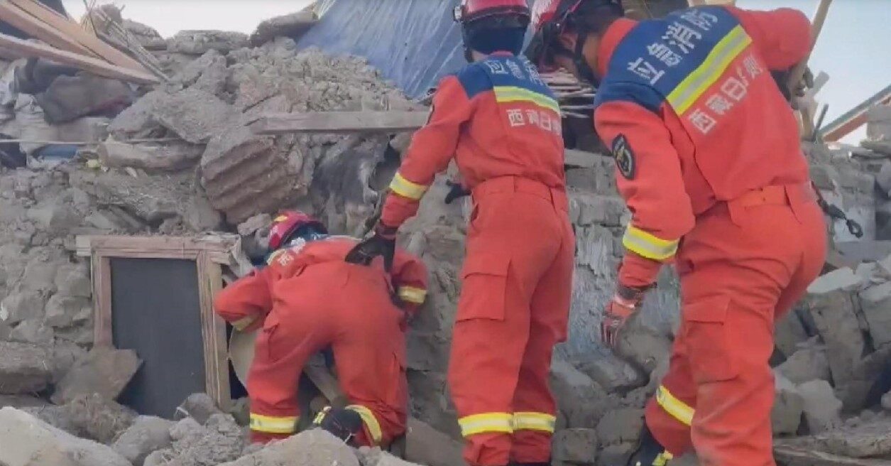 Chinese rescuers among remains in Tibet earthquake