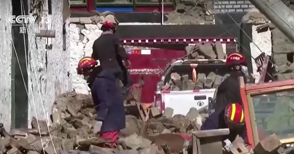 rescuers search for survivors from earthquake in Tibet