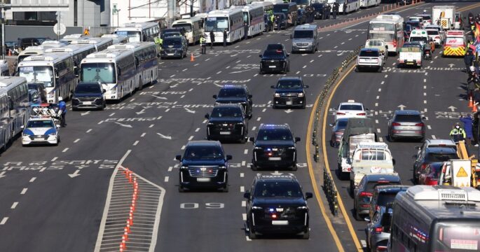 A convoy of cars presumably carrying President Yoon Suk Yeol leaves the presidential residence cr.Yonhap