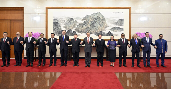 Chinese Foreign Minister meets with ASEAN diplomats