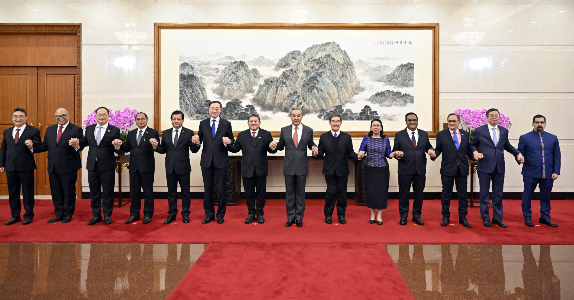 Chinese Foreign Minister meets with ASEAN diplomats