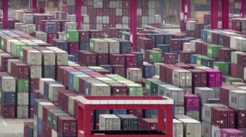 containers at port