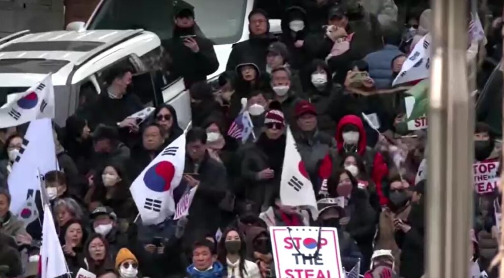 Supporters of impeached South Korean President Yoon rally outside court 