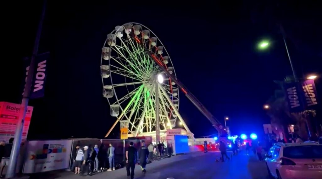 rescue visitors trapped in malfunctioning Ferris wheel in Chile