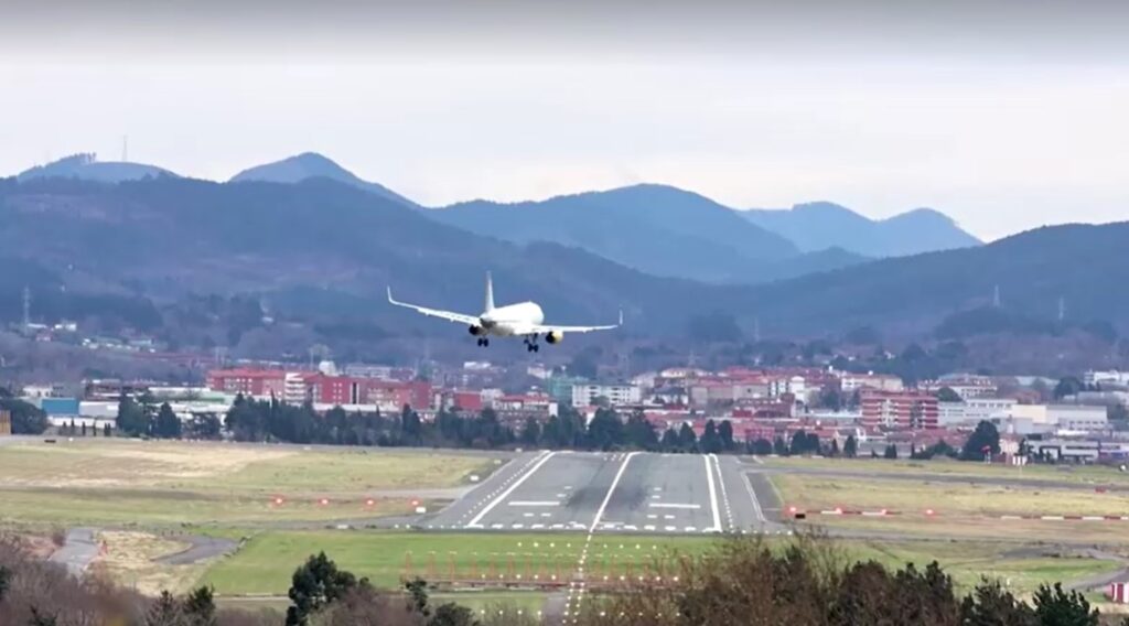 Strong winds buffet planes landing in Spain