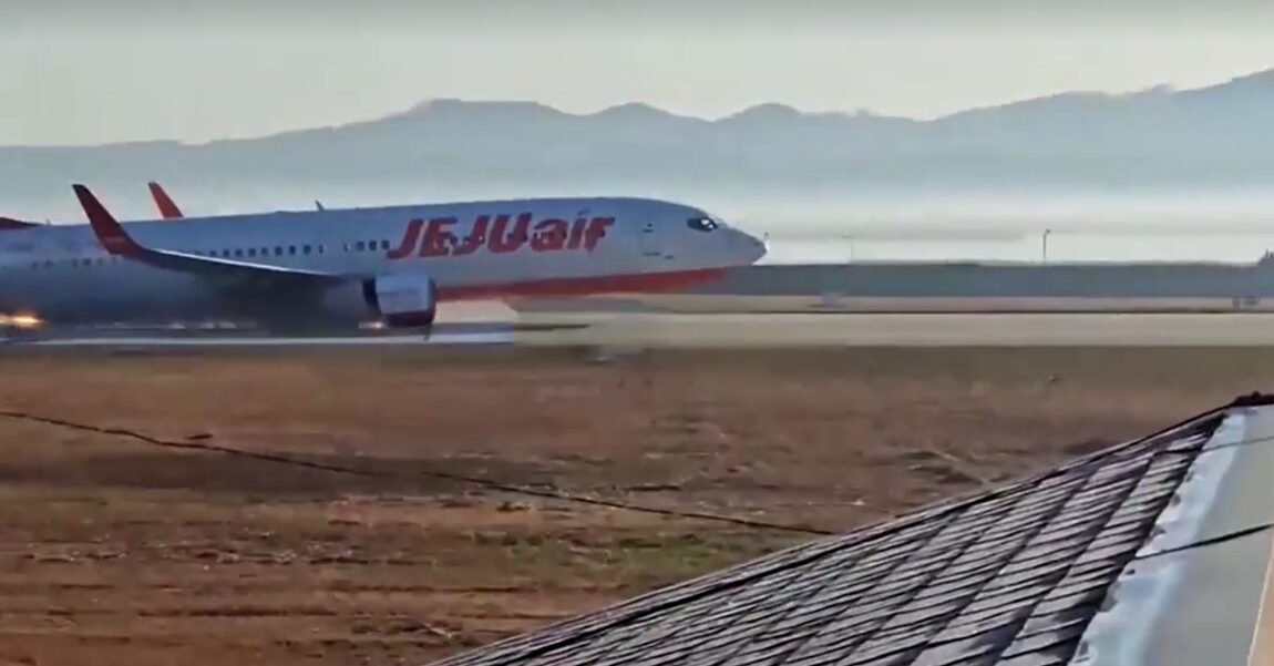 Jeju Air lands without landing gears