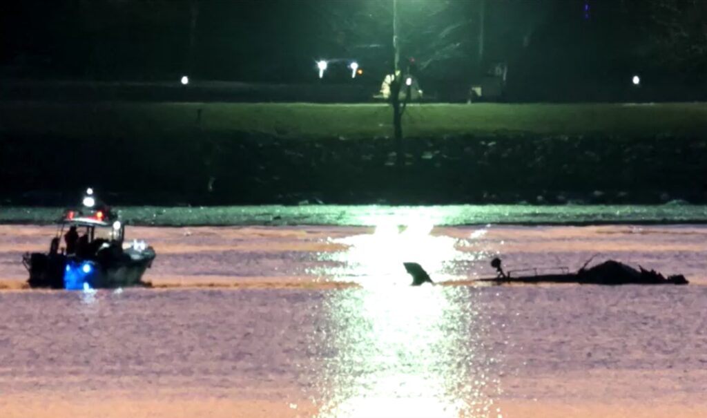 wreckage of helicopter in Potomac River