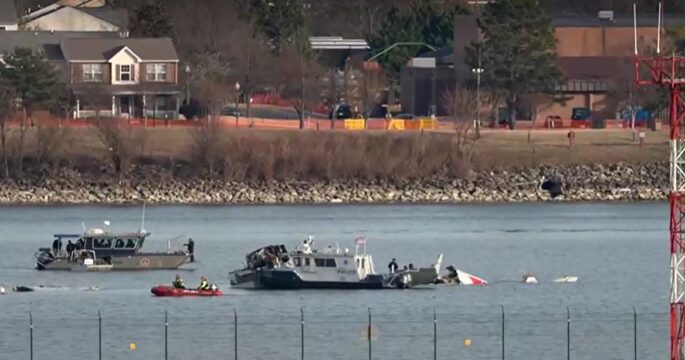 investigators gather plane debris in Potomac River