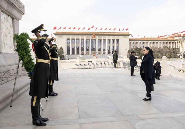 Thai Prime Minister lays wreath in Beijing