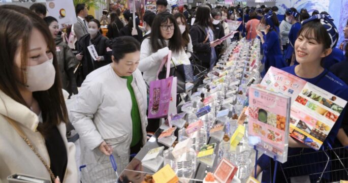 People visit Valentine's Day fair in Japan