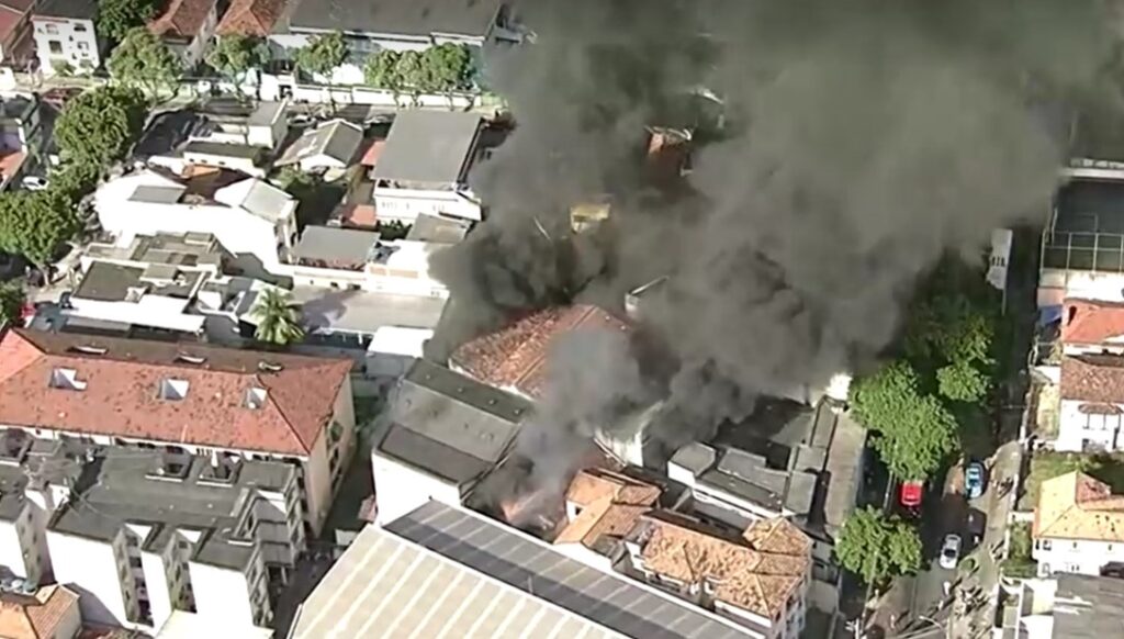 Major fire destroys costume factory in Rio just before carnival