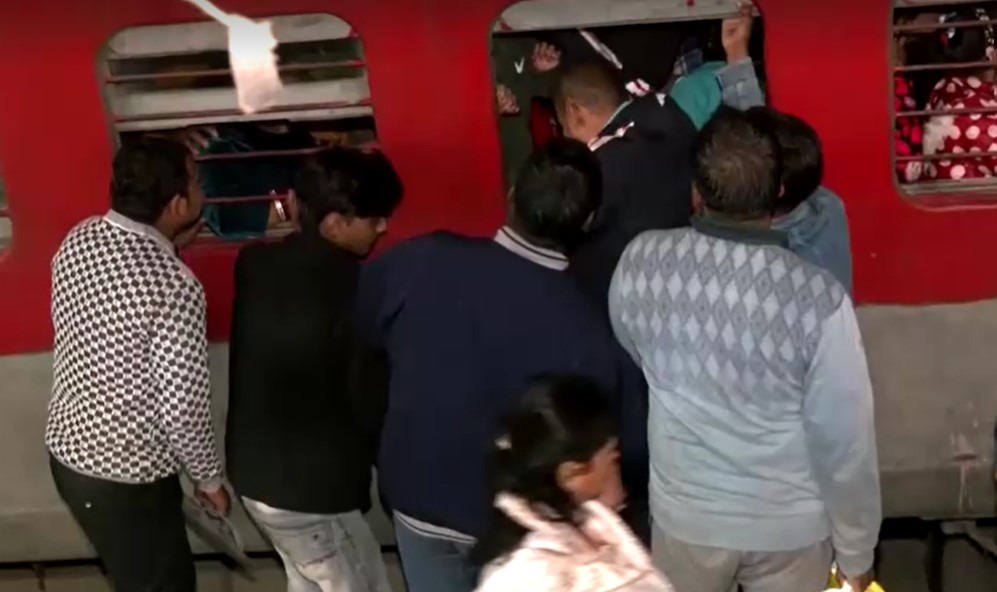 New Delhi railway station overcrowding leaves 15 dead