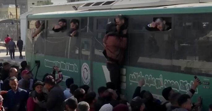 Crowds welcome freed Palestinian prisoners as they return to Gaza